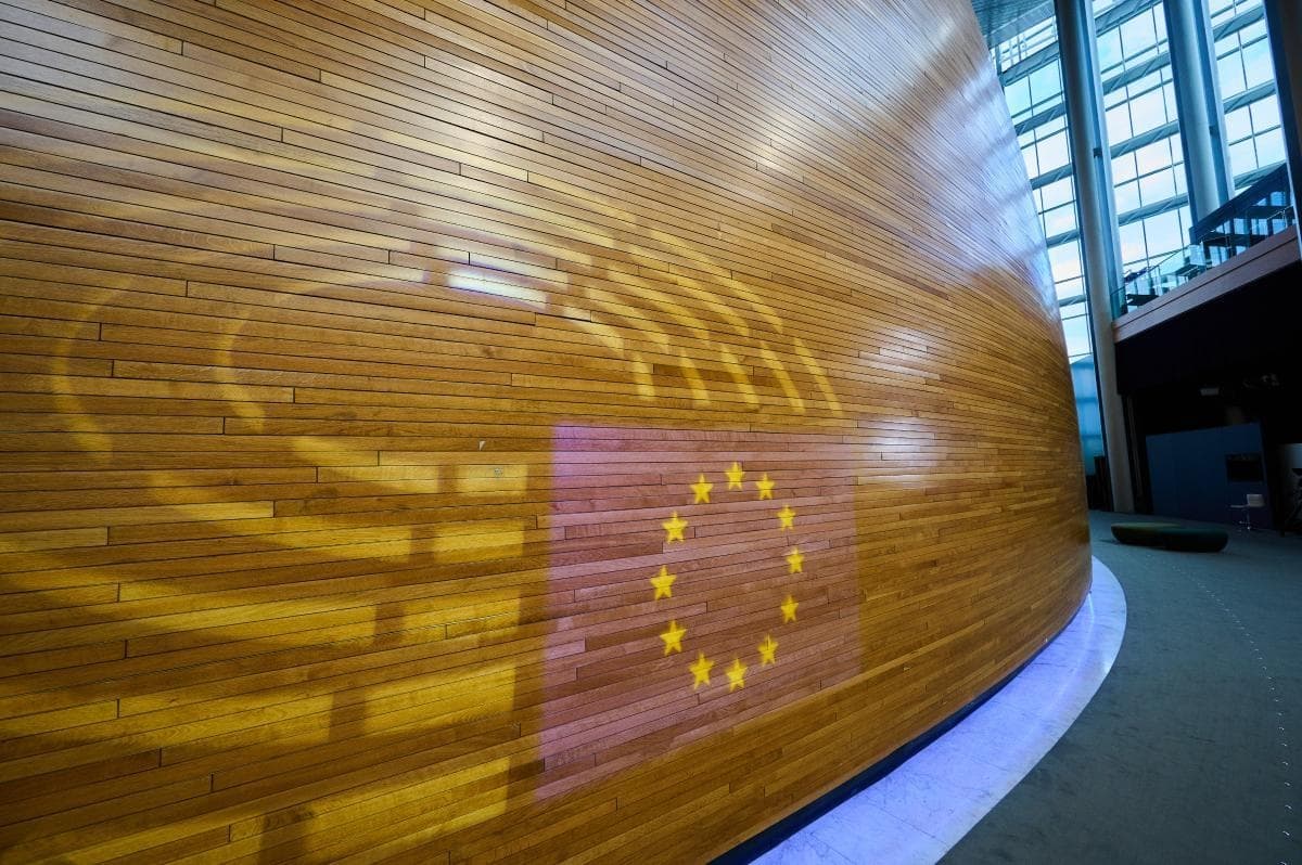 Paroi en bois courbée du Parlement européen avec projection du drapeau européen