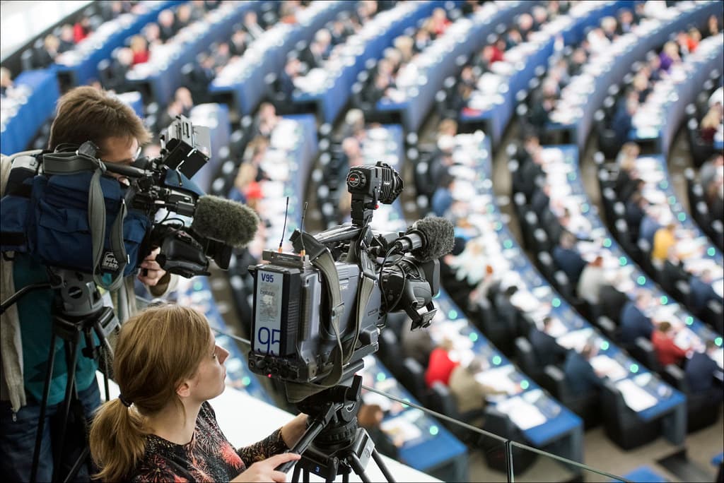 Cámaras de televisión grabando una sesión plenaria del Parlamento Europeo
