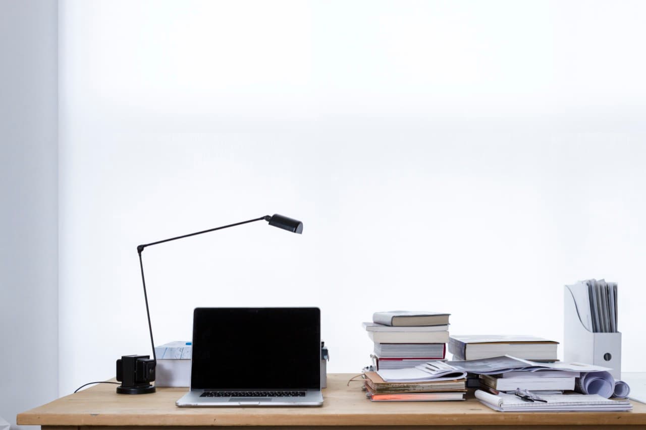 Bureau d'étude avec notes et ordinateur portable — préparation EPSO